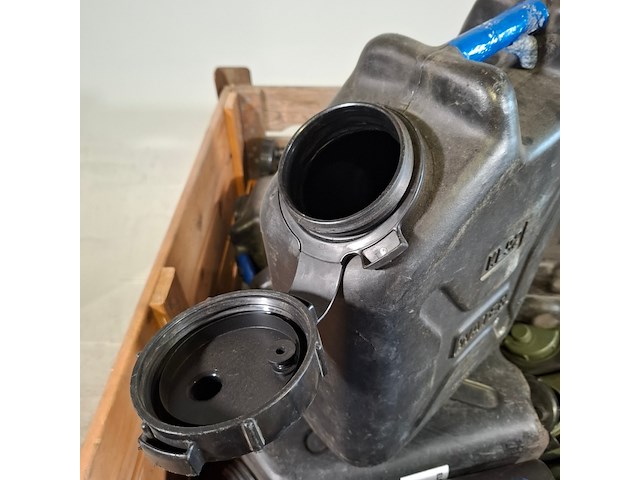 Partij jerrycans - afbeelding 5 van  8