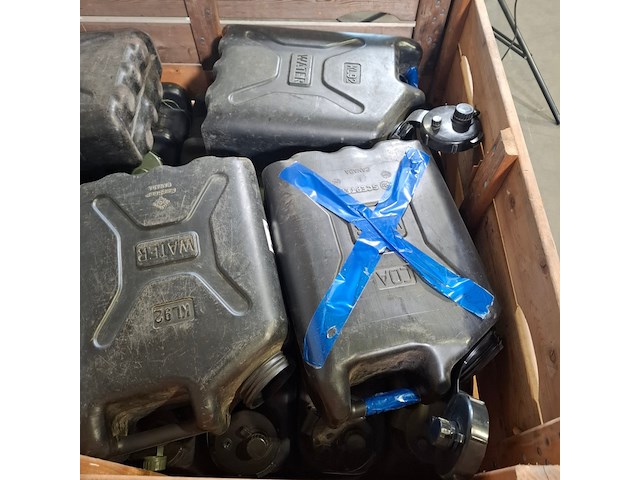 Partij jerrycans - afbeelding 7 van  8