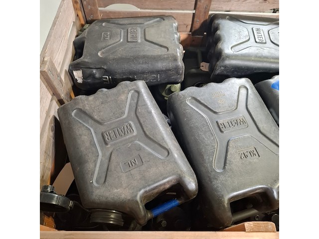 Partij jerrycans - afbeelding 8 van  8