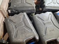 Partij jerrycans - afbeelding 8 van  8