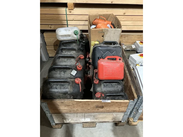 Partij jerrycans - afbeelding 1 van  6