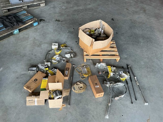 Partij john deere onderdelen - afbeelding 1 van  7