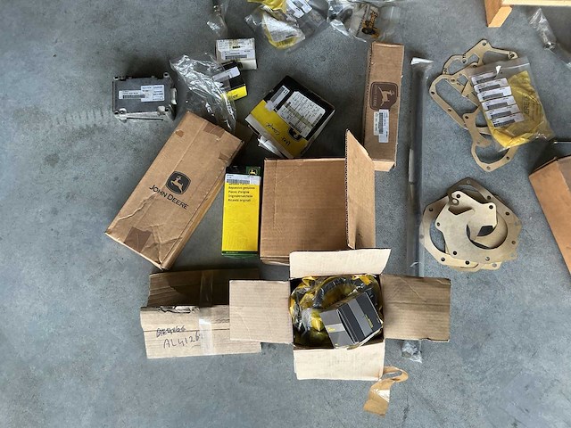 Partij john deere onderdelen - afbeelding 2 van  7