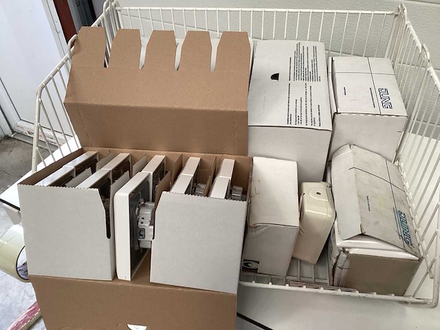 Partij jung inbouw stopcontacten en schakelaars - afbeelding 1 van  4