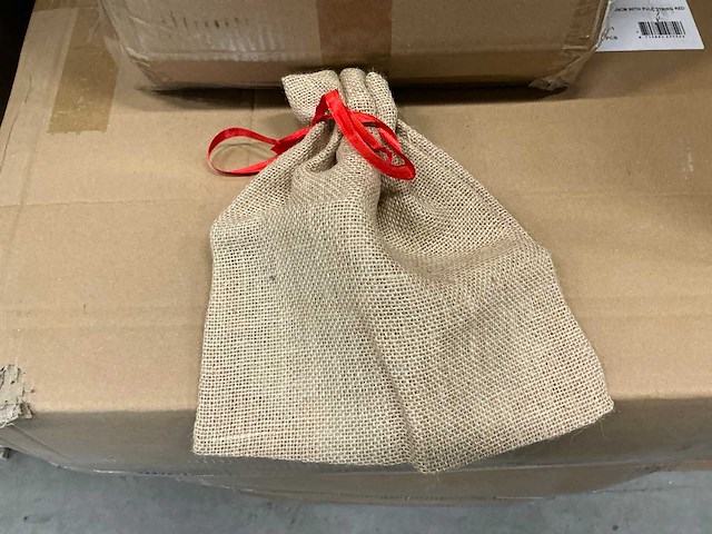 Partij jute bag 25xh28cm with pull string red (2500x) - afbeelding 2 van  6