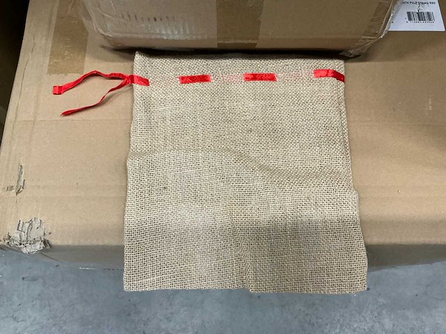 Partij jute bag 25xh28cm with pull string red (2500x) - afbeelding 1 van  6