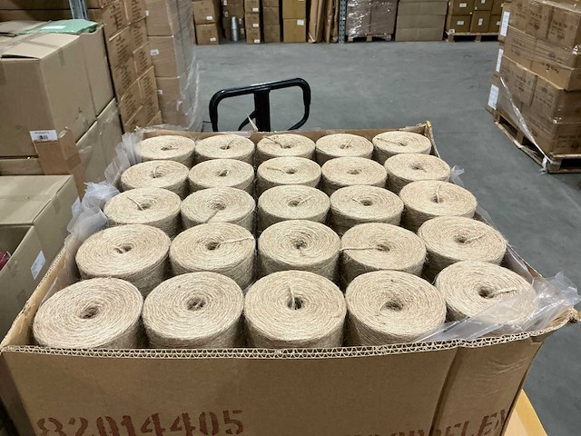 Partij jute garen 2/4 spoel ca. 435gr (400x) - afbeelding 2 van  4