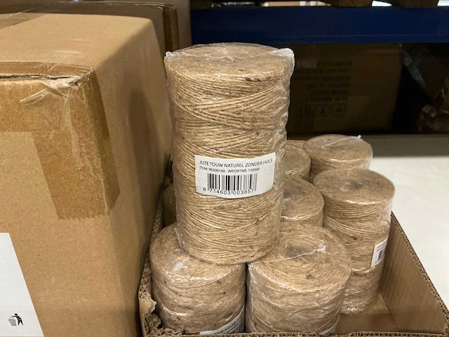 Partij jute naturel zonder kern kluw ca 370gr (201x) - afbeelding 1 van  3