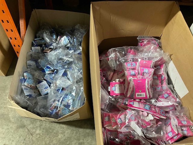 Partij k3 sierraden, fietsbellen en frozen armbanden - afbeelding 1 van  3