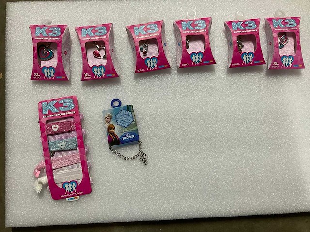 Partij k3 sierraden, fietsbellen en frozen armbanden - afbeelding 2 van  3