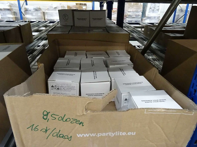 Partij kaarsen, geurproducten, handcrème en woningaccessoires, circa 2340 items - afbeelding 20 van  29