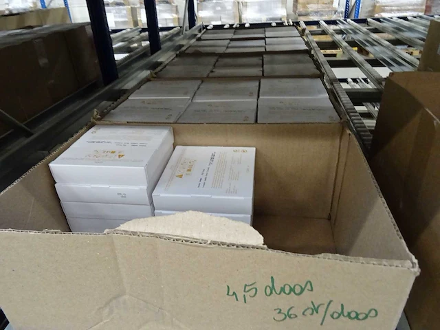 Partij kaarsen, geurproducten, handcrème en woningaccessoires, circa 2340 items - afbeelding 24 van  29