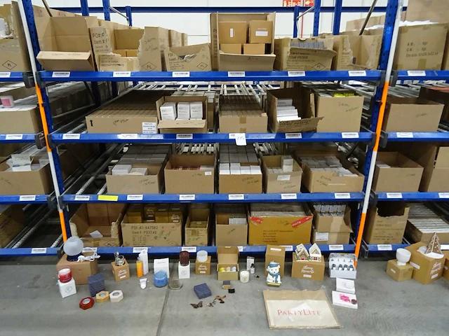 Partij kaarsen, geurproducten, handcrème en woningaccessoires, circa 2340 items - afbeelding 1 van  29