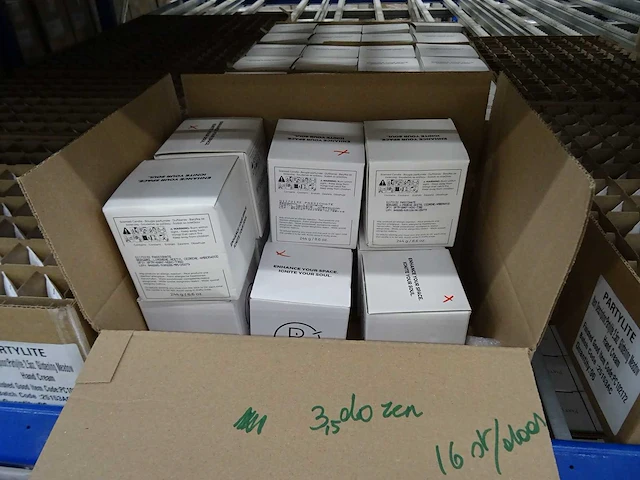Partij kaarsen, geurproducten, handcrème en woningaccessoires, circa 2340 items - afbeelding 3 van  29