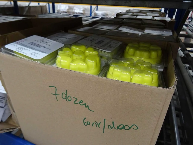 Partij kaarsen, geurproducten, handcrème en woningaccessoires, circa 2340 items - afbeelding 6 van  29