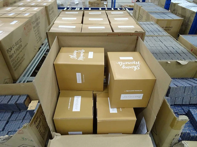 Partij kaarsen, geurproducten, handcrème en woningaccessoires, circa 2340 items - afbeelding 8 van  29