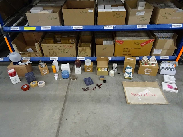 Partij kaarsen, geurproducten, handcrème en woningaccessoires, circa 2340 items - afbeelding 26 van  29