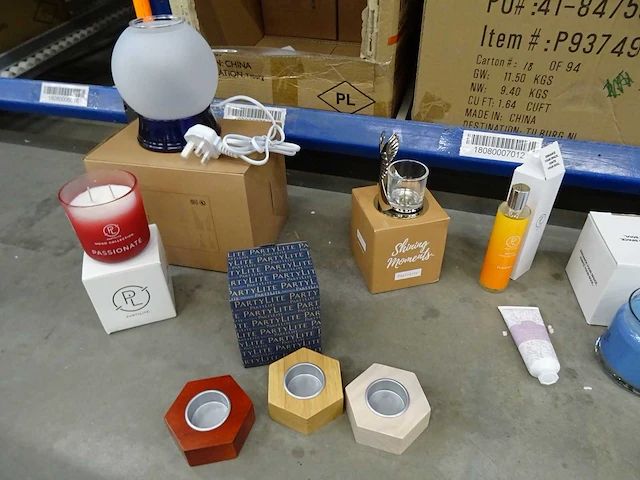 Partij kaarsen, geurproducten, handcrème en woningaccessoires, circa 2340 items - afbeelding 12 van  29