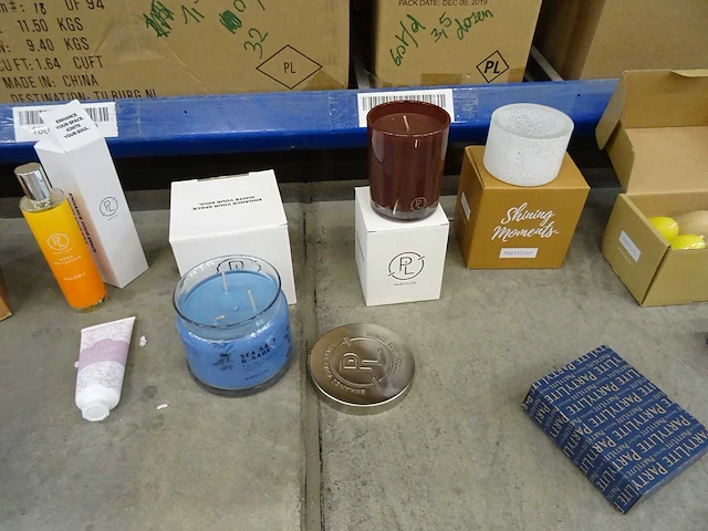 Partij kaarsen, geurproducten, handcrème en woningaccessoires, circa 2340 items - afbeelding 27 van  29