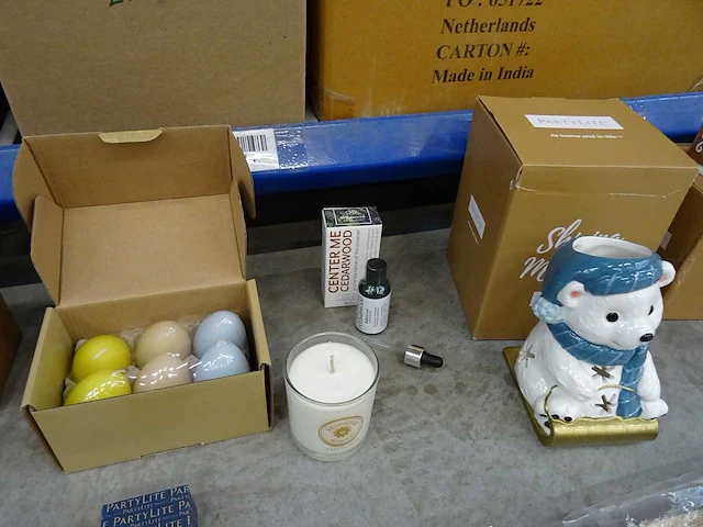 Partij kaarsen, geurproducten, handcrème en woningaccessoires, circa 2340 items - afbeelding 29 van  29