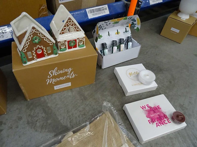 Partij kaarsen, geurproducten, handcrème en woningaccessoires, circa 2340 items - afbeelding 14 van  29