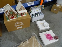 Partij kaarsen, geurproducten, handcrème en woningaccessoires, circa 2340 items - afbeelding 14 van  29