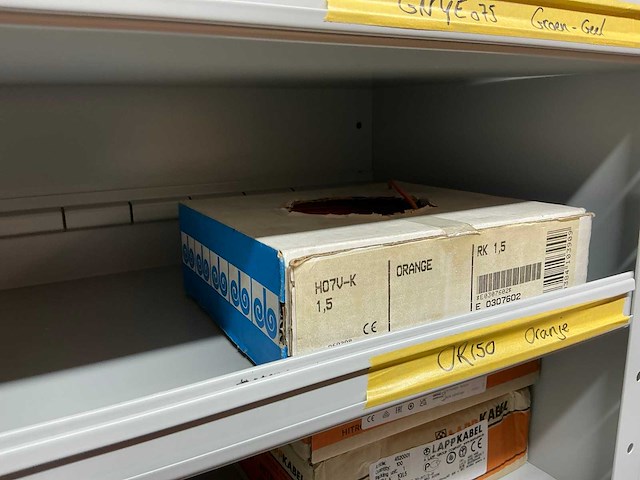 Partij kabel en robotconnectoren in stalen vakkenkast (2x) - afbeelding 2 van  51