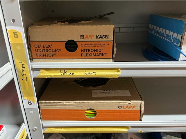 Partij kabel en robotconnectoren in stalen vakkenkast (2x) - afbeelding 5 van  51