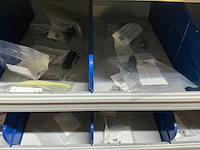 Partij kabel en robotconnectoren in stalen vakkenkast (2x) - afbeelding 8 van  51