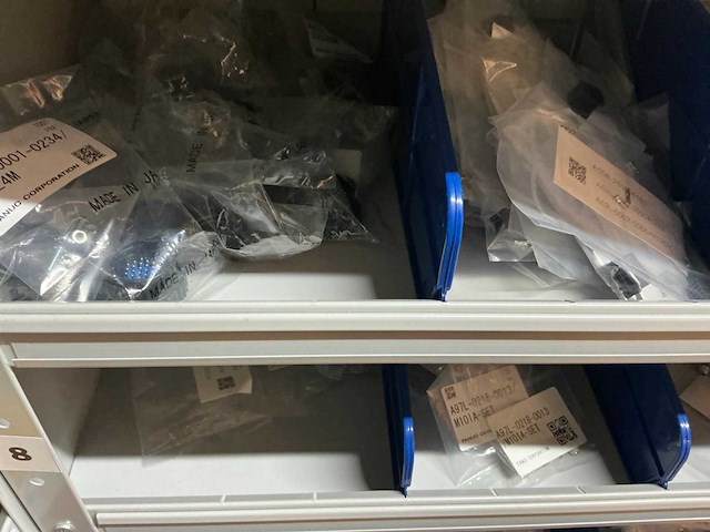 Partij kabel en robotconnectoren in stalen vakkenkast (2x) - afbeelding 9 van  51