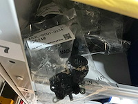 Partij kabel en robotconnectoren in stalen vakkenkast (2x) - afbeelding 10 van  51