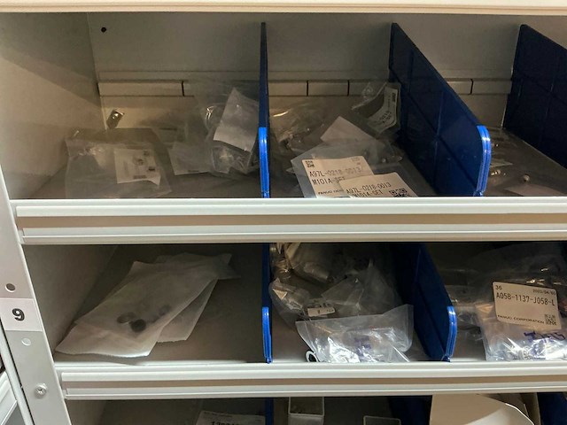 Partij kabel en robotconnectoren in stalen vakkenkast (2x) - afbeelding 11 van  51