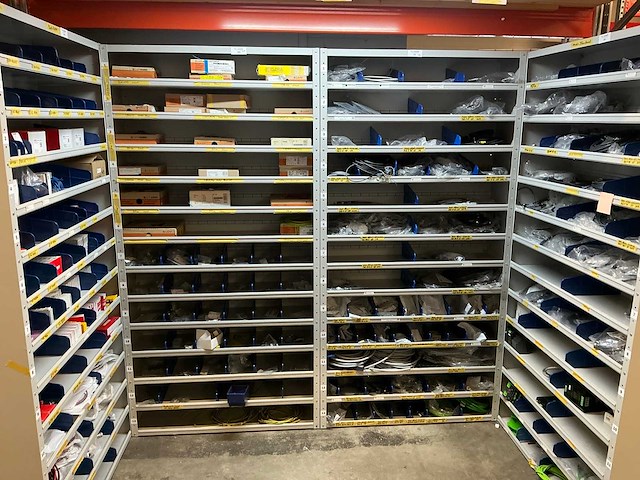 Partij kabel en robotconnectoren in stalen vakkenkast (2x) - afbeelding 1 van  51