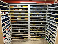 Partij kabel en robotconnectoren in stalen vakkenkast (2x) - afbeelding 1 van  51