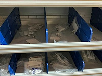 Partij kabel en robotconnectoren in stalen vakkenkast (2x) - afbeelding 13 van  51