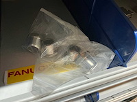 Partij kabel en robotconnectoren in stalen vakkenkast (2x) - afbeelding 16 van  51