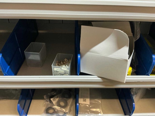 Partij kabel en robotconnectoren in stalen vakkenkast (2x) - afbeelding 17 van  51