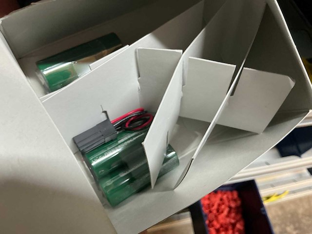 Partij kabel en robotconnectoren in stalen vakkenkast (2x) - afbeelding 18 van  51