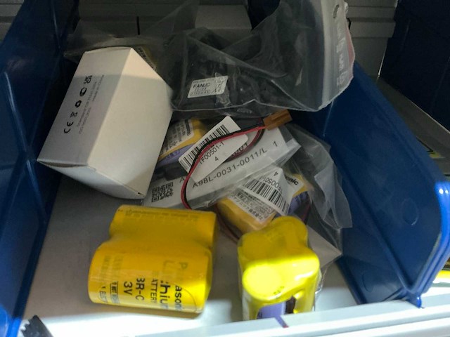 Partij kabel en robotconnectoren in stalen vakkenkast (2x) - afbeelding 19 van  51