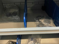 Partij kabel en robotconnectoren in stalen vakkenkast (2x) - afbeelding 20 van  51