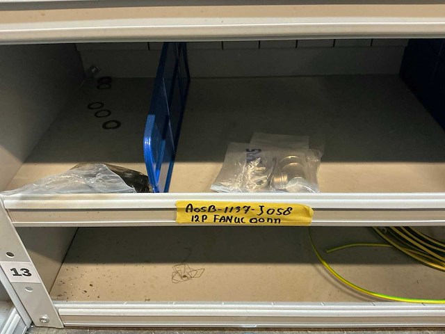 Partij kabel en robotconnectoren in stalen vakkenkast (2x) - afbeelding 21 van  51