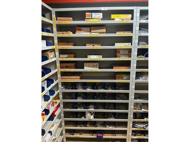 Partij kabel en robotconnectoren in stalen vakkenkast (2x) - afbeelding 12 van  51