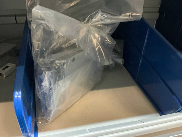 Partij kabel en robotconnectoren in stalen vakkenkast (2x) - afbeelding 24 van  51