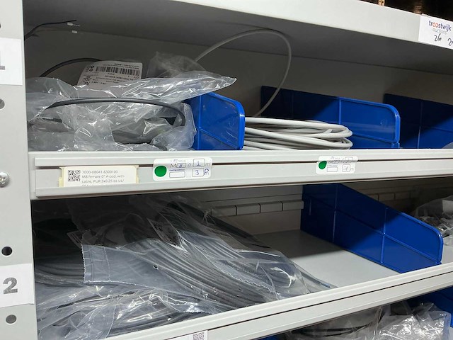 Partij kabel en robotconnectoren in stalen vakkenkast (2x) - afbeelding 26 van  51