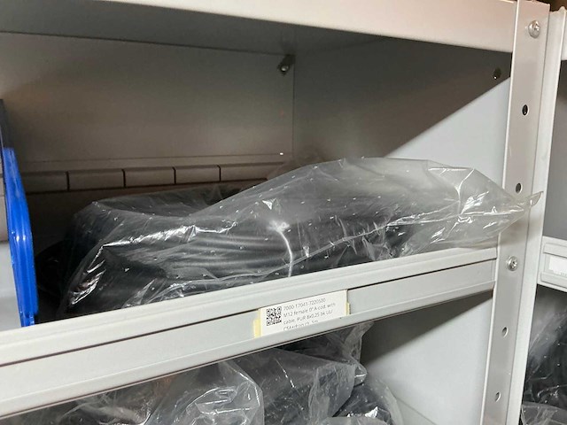 Partij kabel en robotconnectoren in stalen vakkenkast (2x) - afbeelding 27 van  51