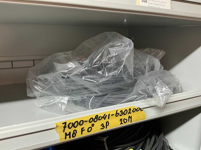 Partij kabel en robotconnectoren in stalen vakkenkast (2x) - afbeelding 28 van  51