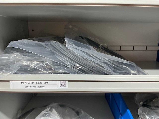 Partij kabel en robotconnectoren in stalen vakkenkast (2x) - afbeelding 29 van  51
