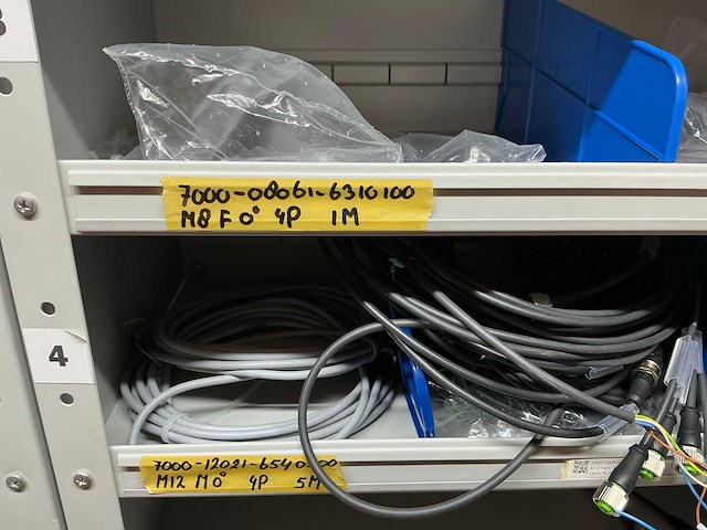 Partij kabel en robotconnectoren in stalen vakkenkast (2x) - afbeelding 30 van  51