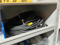 Partij kabel en robotconnectoren in stalen vakkenkast (2x) - afbeelding 31 van  51