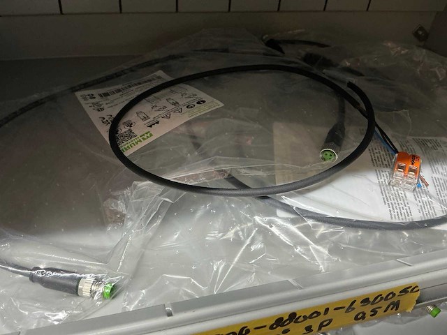 Partij kabel en robotconnectoren in stalen vakkenkast (2x) - afbeelding 33 van  51